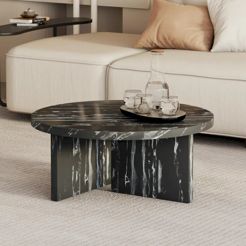 Une table basse ronde en MDF blanc avec motif, adaptée aux petits espaces et aux salons.