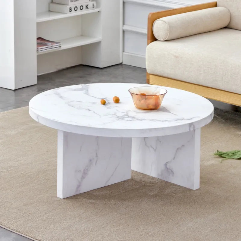 Une table basse ronde en MDF blanc avec motif, adaptée aux petits espaces et aux salons.