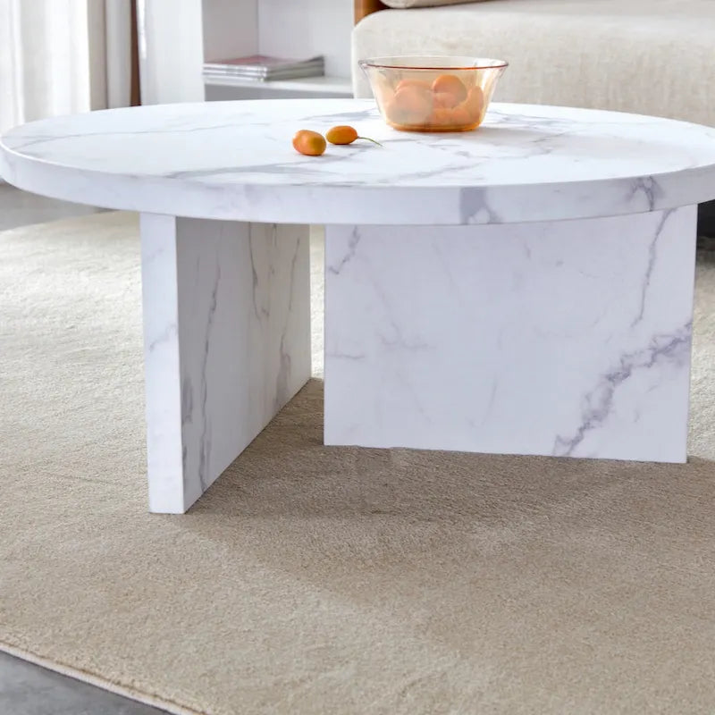 Une table basse ronde en MDF blanc avec motif, adaptée aux petits espaces et aux salons.