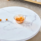 Une table basse ronde en MDF blanc avec motif, adaptée aux petits espaces et aux salons.