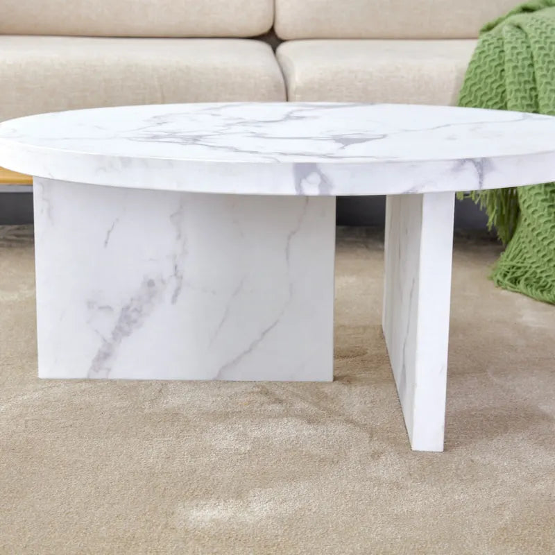 Une table basse ronde en MDF blanc avec motif, adaptée aux petits espaces et aux salons.