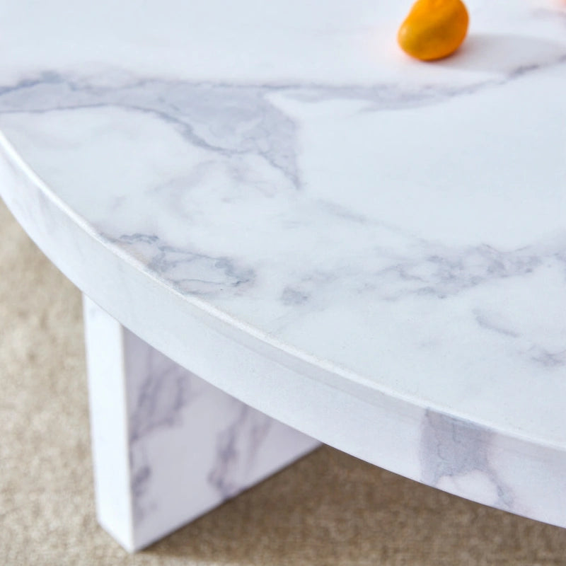 Une table basse ronde en MDF blanc avec motif, adaptée aux petits espaces et aux salons.