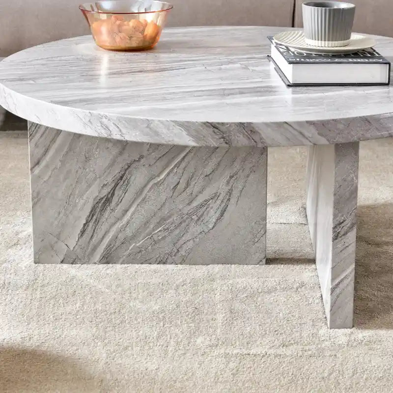 Une table basse ronde en MDF blanc avec motif, adaptée aux petits espaces et aux salons.