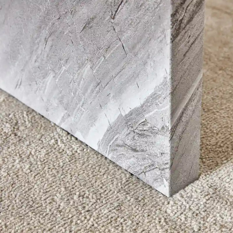 Une table basse ronde en MDF blanc avec motif, adaptée aux petits espaces et aux salons.